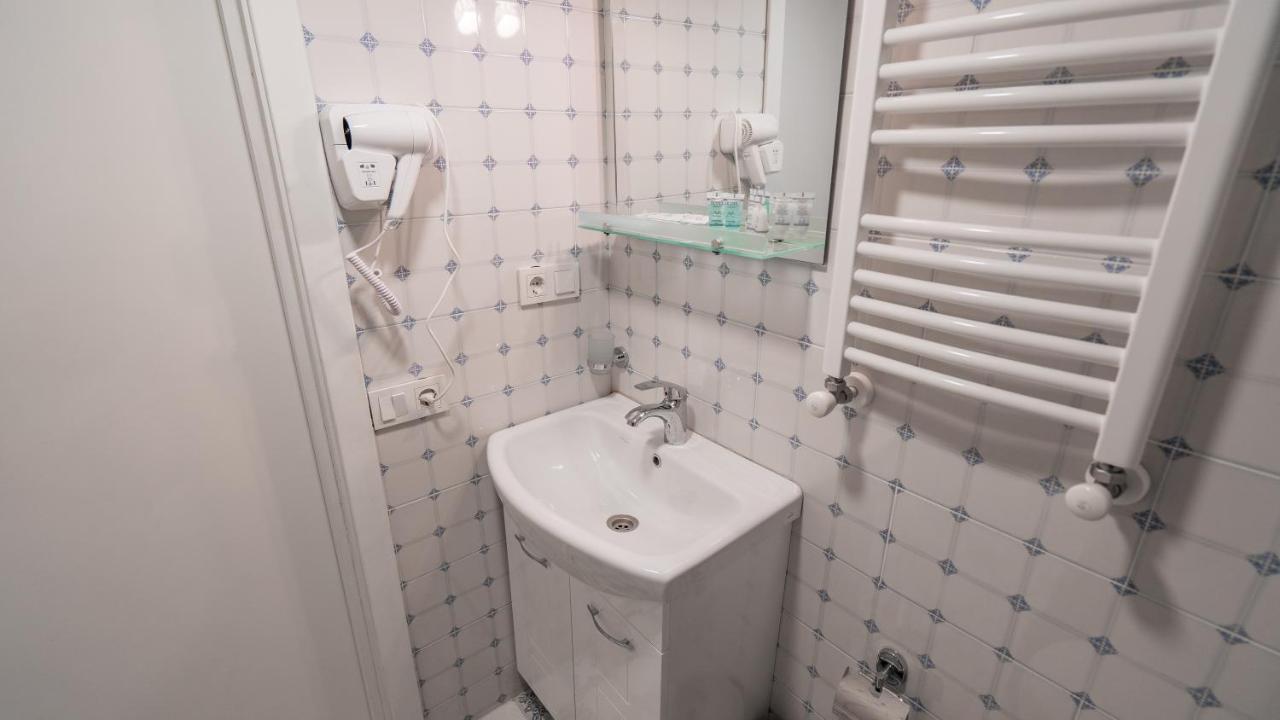 Mini Hotel On Aghmashenebeli Ave Tbilisi Exterior photo
